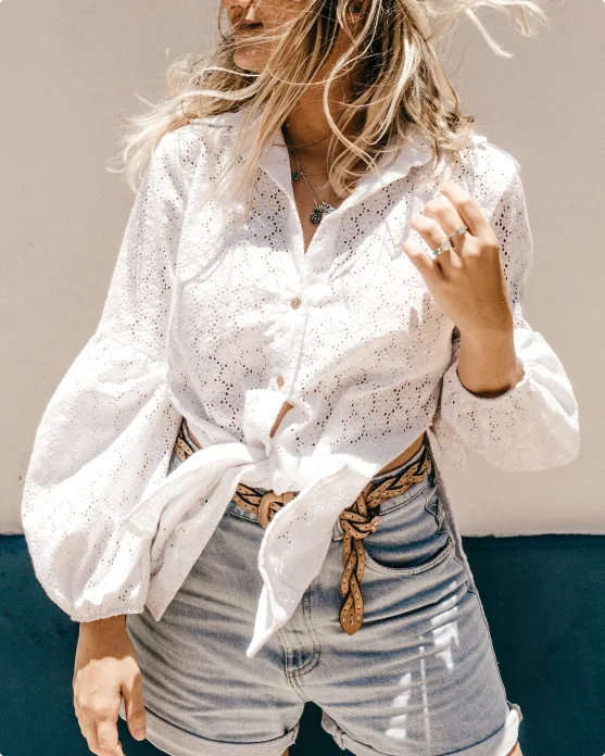 Infinite Elegance: White Brisk Clothing Selection (2)L Black